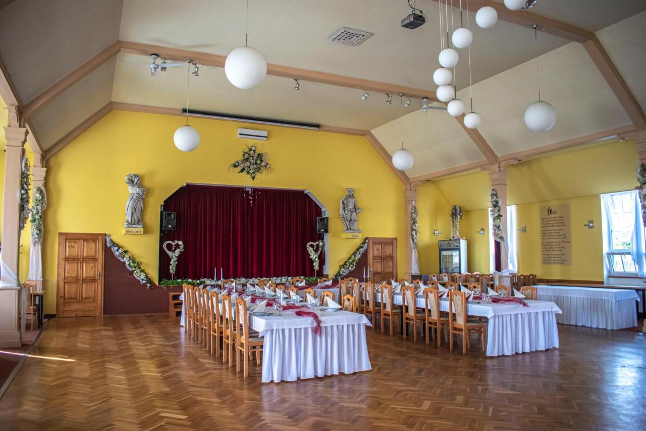 Hostinec A Penzion U Sv. Mikulase Hať Kültér fotó