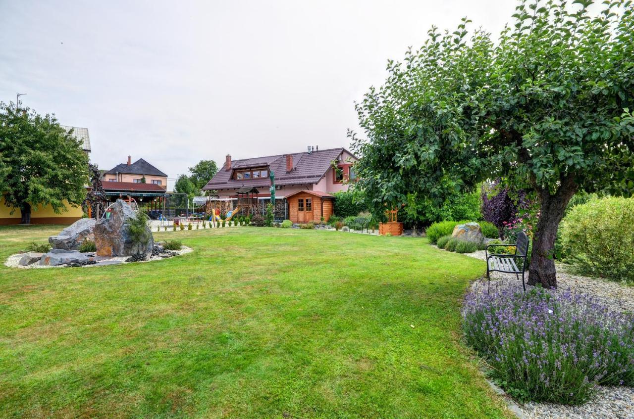 Hostinec A Penzion U Sv. Mikulase Hotel Hať Kültér fotó